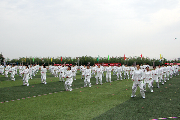 教师太极拳表演.JPG